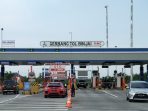 Pengendara keluar dari gerbang tol Binjai, di Binjai, Sumatera Utara, Minggu (19/5/2019).