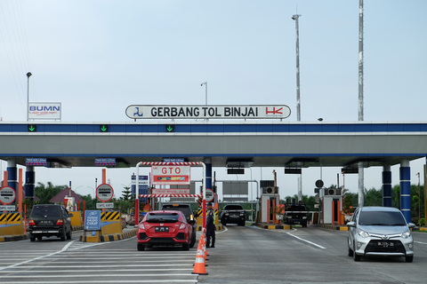 Pengendara keluar dari gerbang tol Binjai, di Binjai, Sumatera Utara, Minggu (19/5/2019).