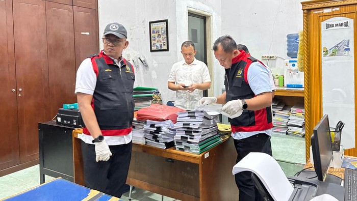 kejari-binjai-saat-menggeledah-kantor-dinas-putr-binjai-foto-dok-kejari-binjai-1759920148157_169